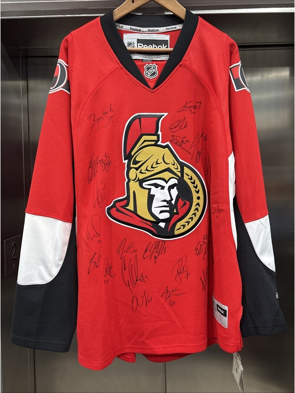 *NWT* Men’s NHL Ottawa Senators Team Autographed Jersey Sz L